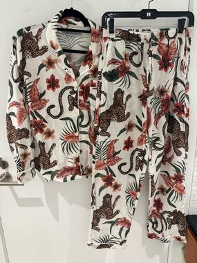 Desmond & Dempsey
Soleia Print Pajama Set